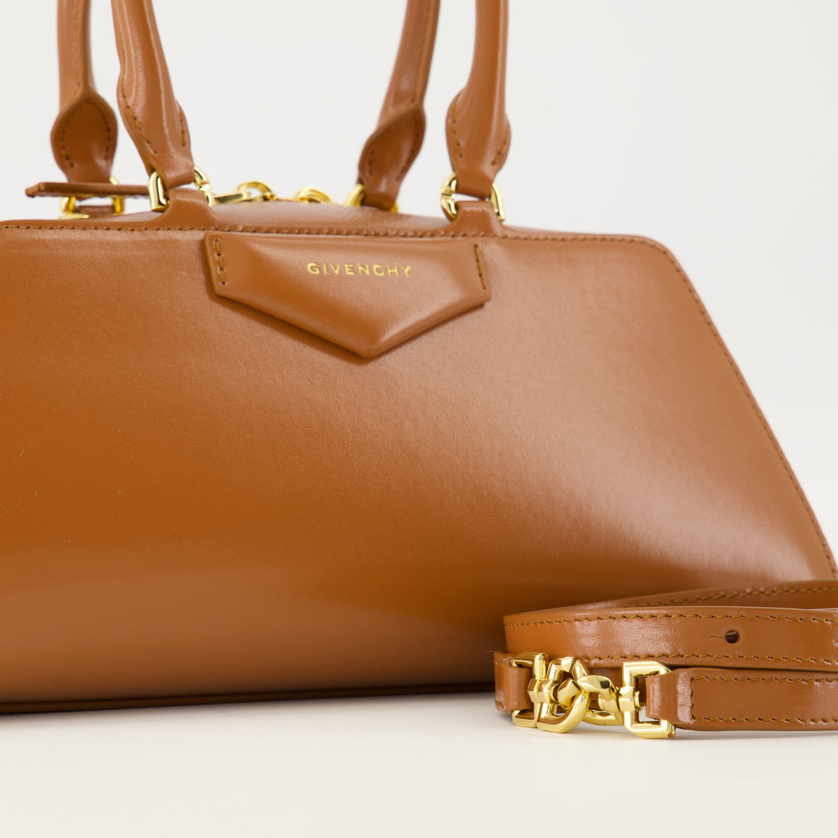 Antigona East-West Bag