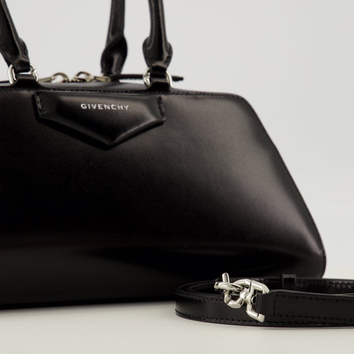 Antigona East-West Bag